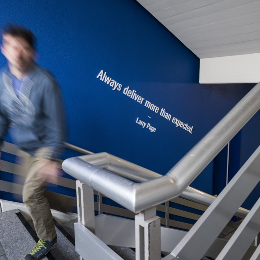 Campus HEG Fribourg avec étudiants Un étudiant monte les escaliers