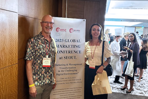 Prof. Bart Norré Et Doruntina Tahiri À Séoul (2)