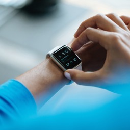 DIGITAL BUSINESS CENTER Une smartwatch affichant l'heure