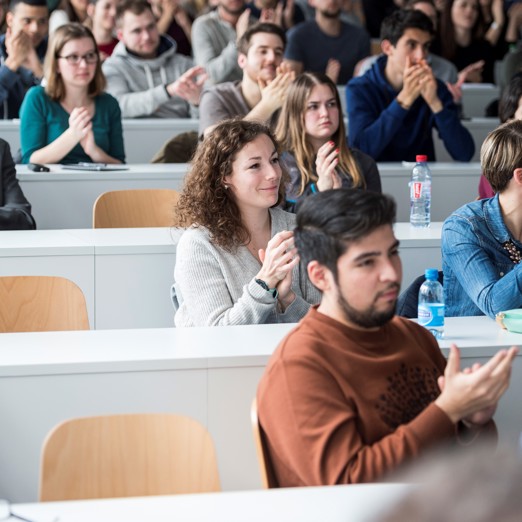 DSC3189 Copy Une classe d'étudiants qui applaudissent