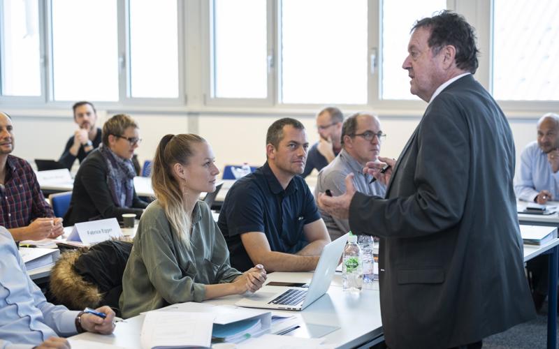 Classe avec prof Classe de formation continue avec professeurs et étudiants