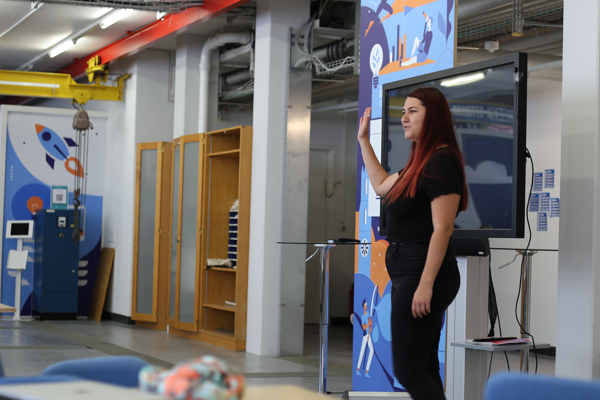 Summer School Student Pitching Her Cosmetic Brand Usable For Chemotherapy Patients