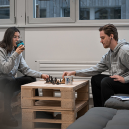Business school student playing chess – HEG Campus Store
