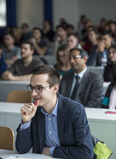 DSC2887 Etudiant concentré lors d'un cours