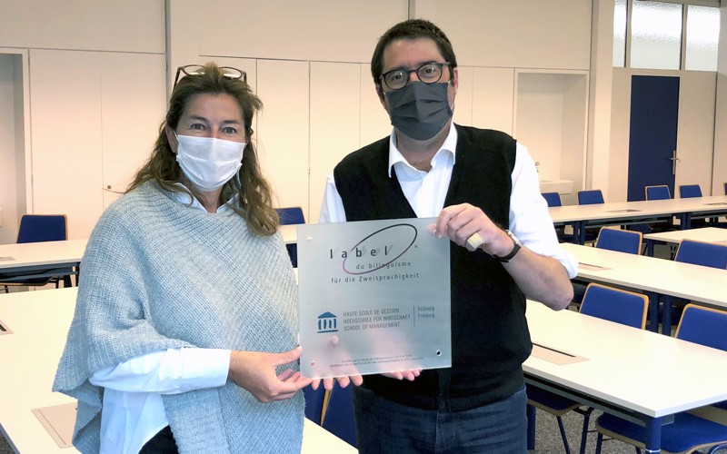 Label Bilinguisme Zweisprachigkeit 2020 Virginie Borel, directrice Forum du bilinguisme et Beat Achermann, directeur adjoint HEG-FR