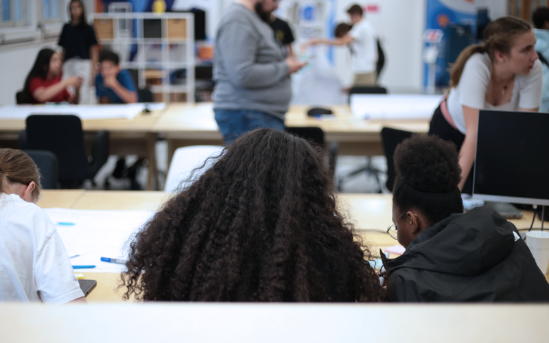 Couverture Adopreneurs 2025 Studentinnen arbeiten am Projekt Adopreneurs 2025 an der HEG Freiburg