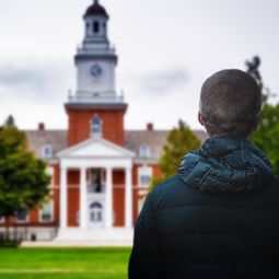 Mobilité et échanges internationaux - PARTIR ÉTUDIER À L'ÉTRANGER A student in front of a New-England College