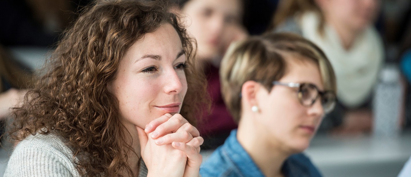Master of Science - HES-SO BUSINESS ADMINISTRATION, ORIENTATION ENTREPRENEURSHIP A women listening during a presentation