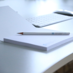 IMG 1080 Crayon à papier posé sur un bloc note