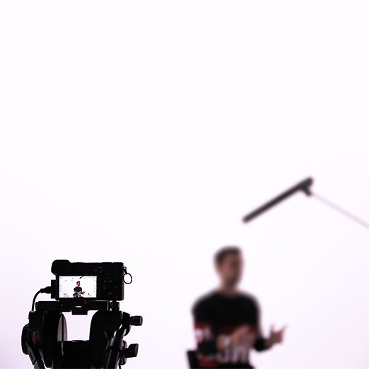 Caméra qui filme un homme