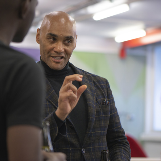 Inspire to Act Une homme qui parle dans le groupe innovation club