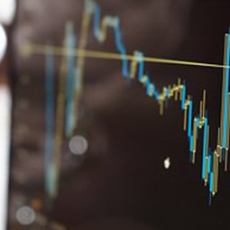 INSTITUT FINANCE Ecran d'ordinateur montrant des statistiques financières