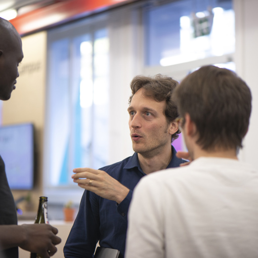 DSC4584 Innovation Club170519 Un homme qui parle à trois autres hommes du groupe Innovation Club