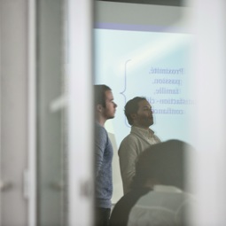 Formes de coopération Deux étudiants de la formation continue présente un projet