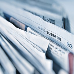 REVUE DE PRESSE Journaux sur un stand